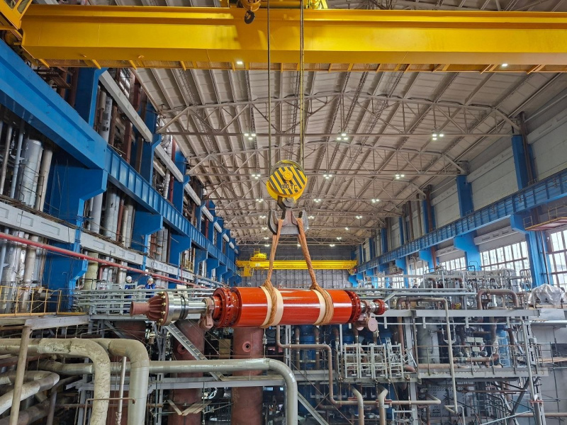 На Киришской ГРЭС завели ротор внутрь статора генератора и установили на подшипники